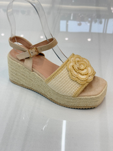 Kilehæl sandaler med hæklet rose